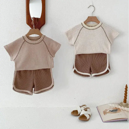 Oberteil und Knopf aus reiner Baby-Baumwolle