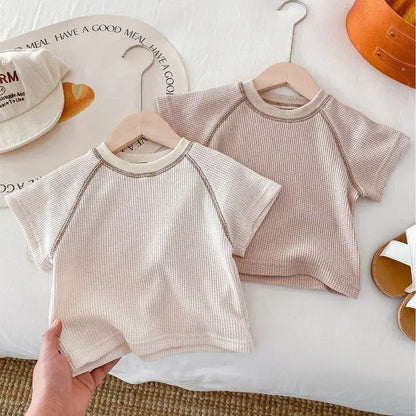Oberteil und Knopf aus reiner Baby-Baumwolle