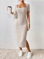 Sommerliches Strick-Midikleid mit quadratischem Ausschnitt und Schlitz