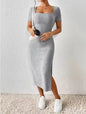 Sommerliches Strick-Midikleid mit quadratischem Ausschnitt und Schlitz