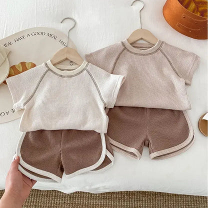 Oberteil und Knopf aus reiner Baby-Baumwolle