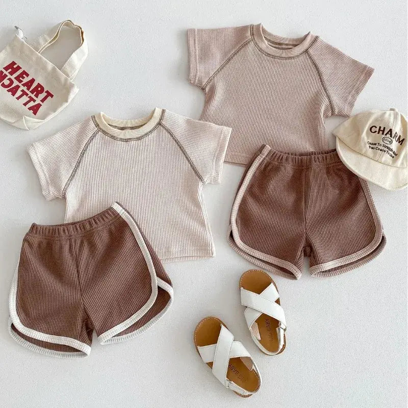 Oberteil und Knopf aus reiner Baby-Baumwolle